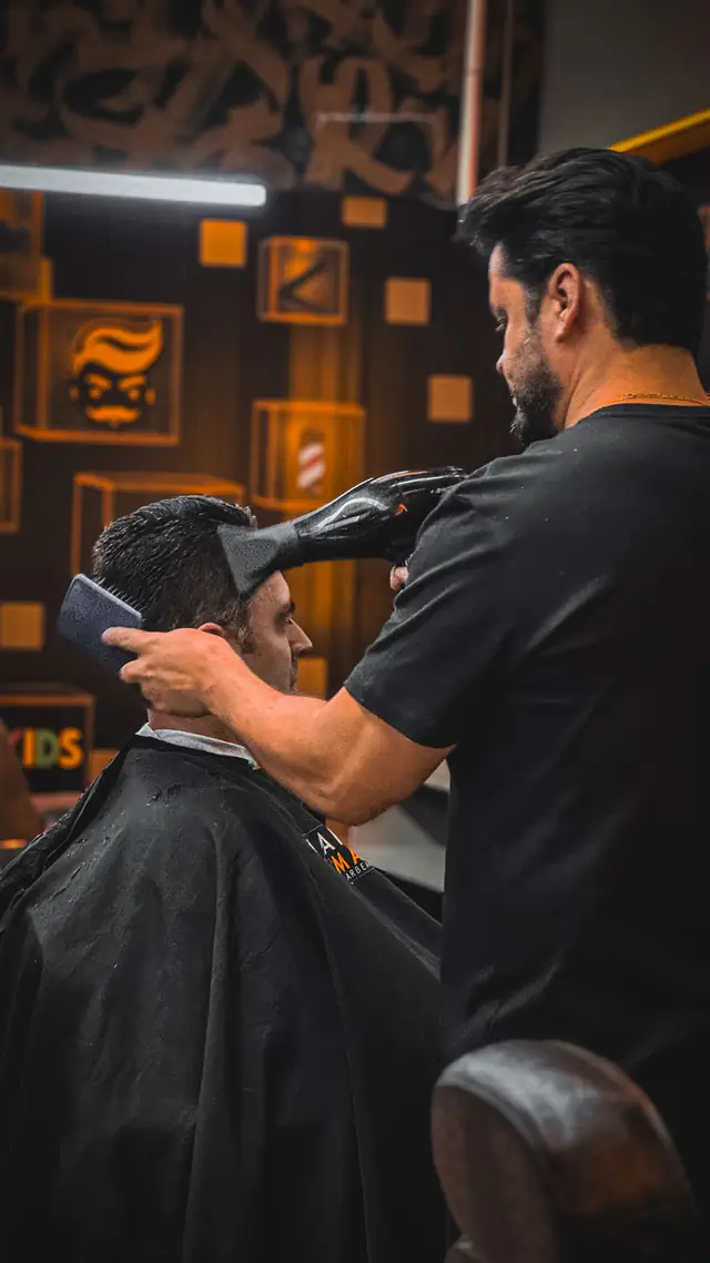 Barbeiro da Smart Man finalizando um corte