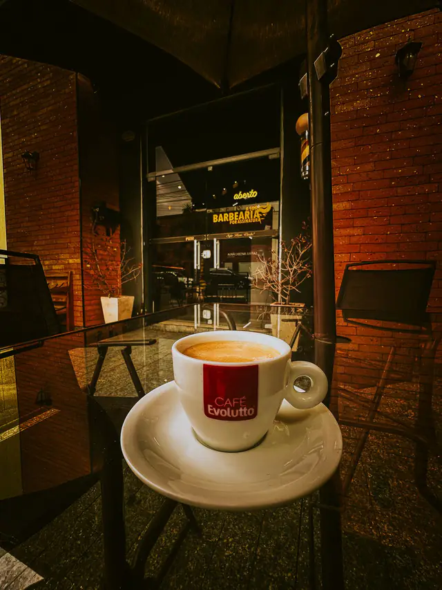 Café expresso na entrada da Smart Man, com a fachada ao fundo